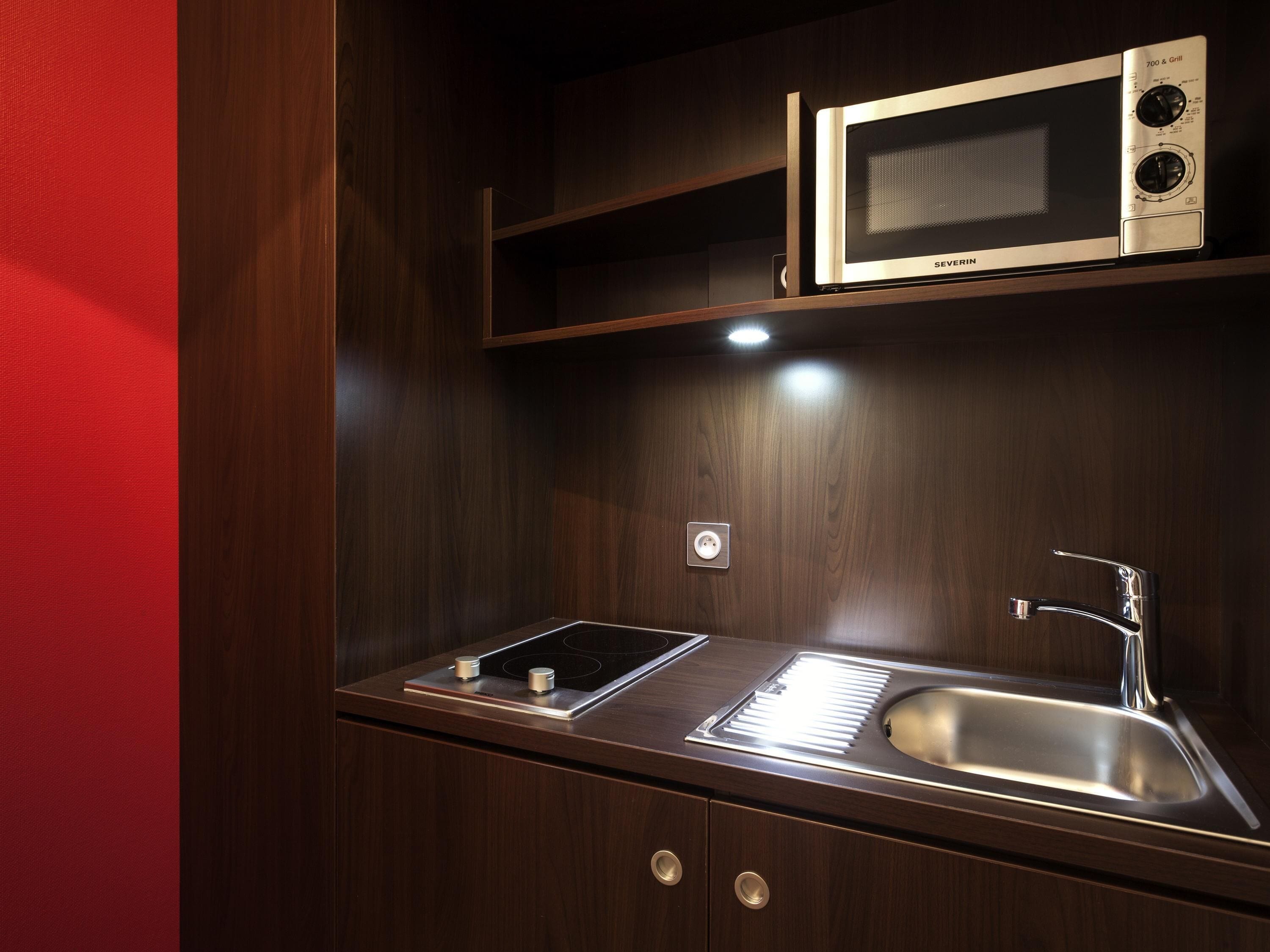 客房內保險箱、書桌、筆電工作空間、隔音