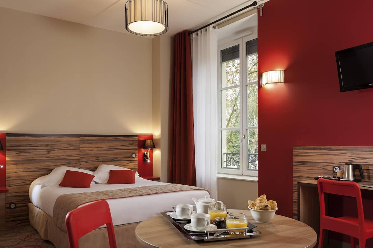 Studio Triple | In-room safe, desk, laptop workspace, soundproofing