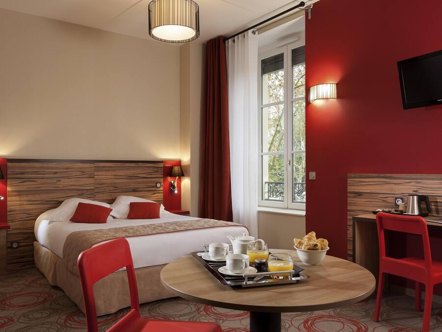 Studio Triple | In-room safe, desk, laptop workspace, soundproofing