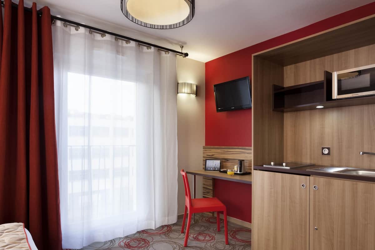 In-room safe, desk, laptop workspace, soundproofing