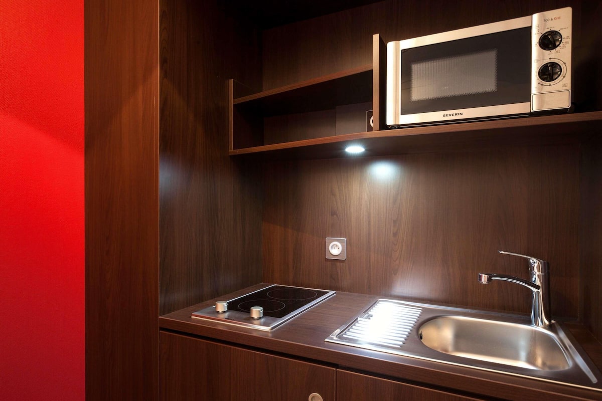 In-room safe, desk, laptop workspace, soundproofing