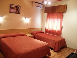 Premium bedding, down comforters, pillowtop beds, minibar - Hotel El Cabildo (Buenos Aires)