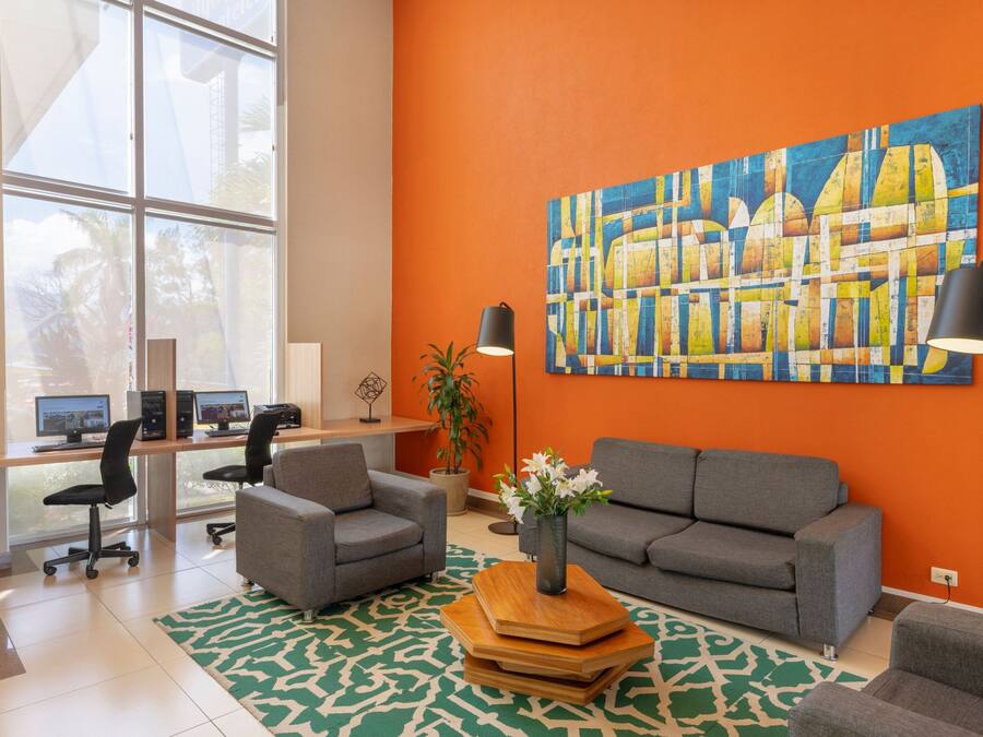 Een 32-inch flatscreentelevisie met kabelzenders en televisie