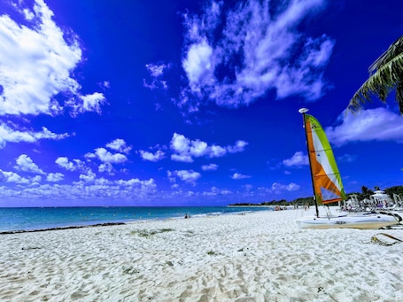 Beach nearby, white sand. Hotel Sol Playa