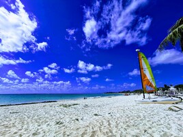 Nálægt ströndinni, hvítur sandur