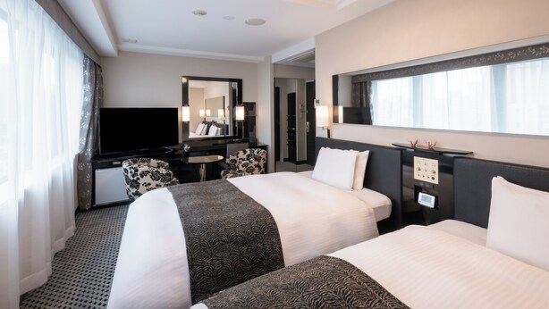 A hotel room with two beds, a desk with a TV, a mirror, and a window with curtains. - APA Hotel Mita Ekimae (Tokyo)