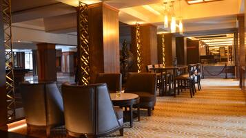 3 restaurants, breakfast served