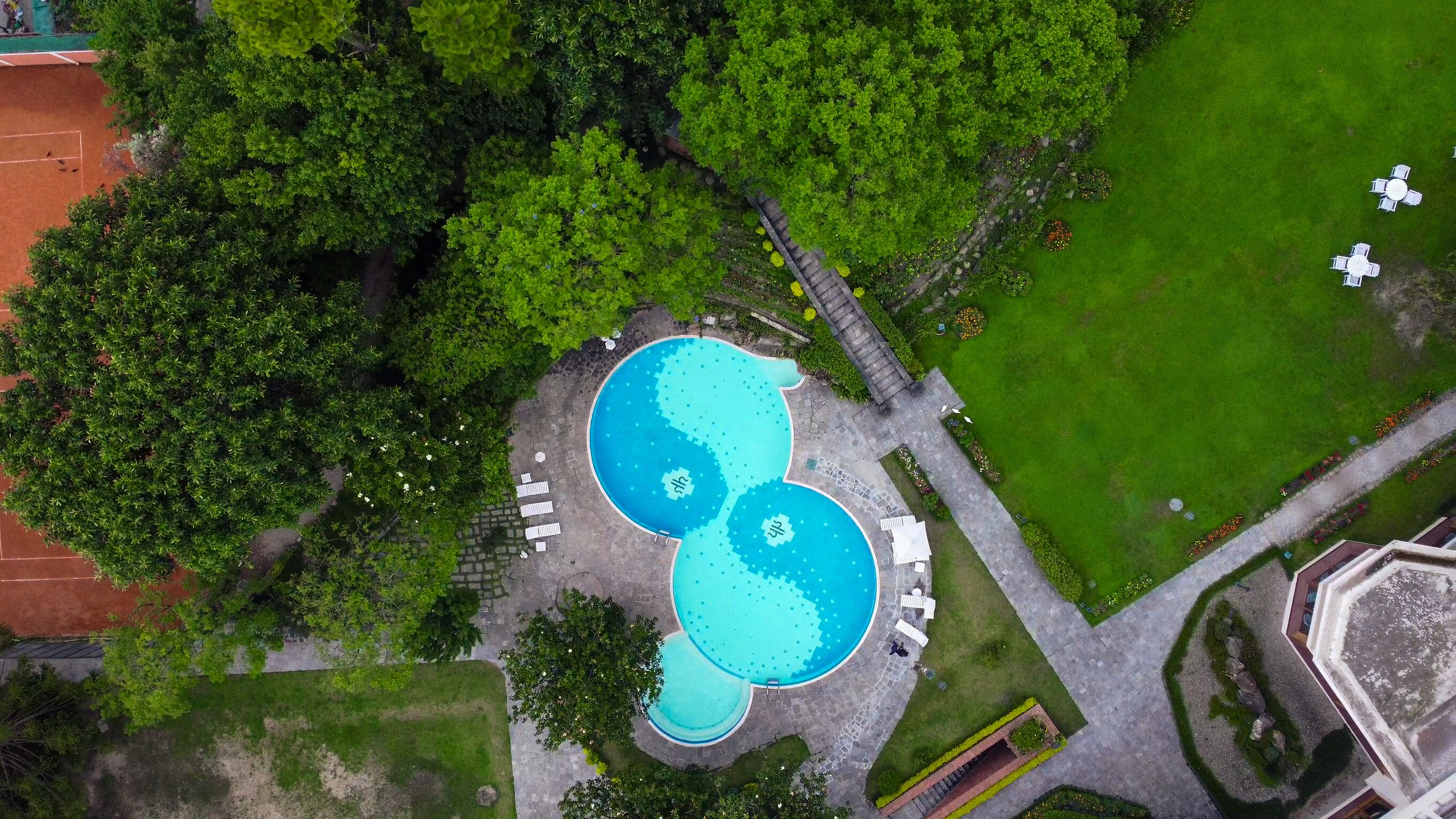 室外游泳池，池畔遮阳伞，日光浴躺椅