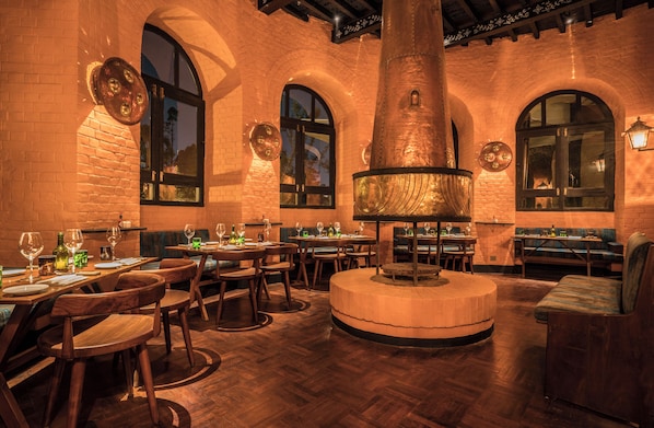 3 restaurants, breakfast served