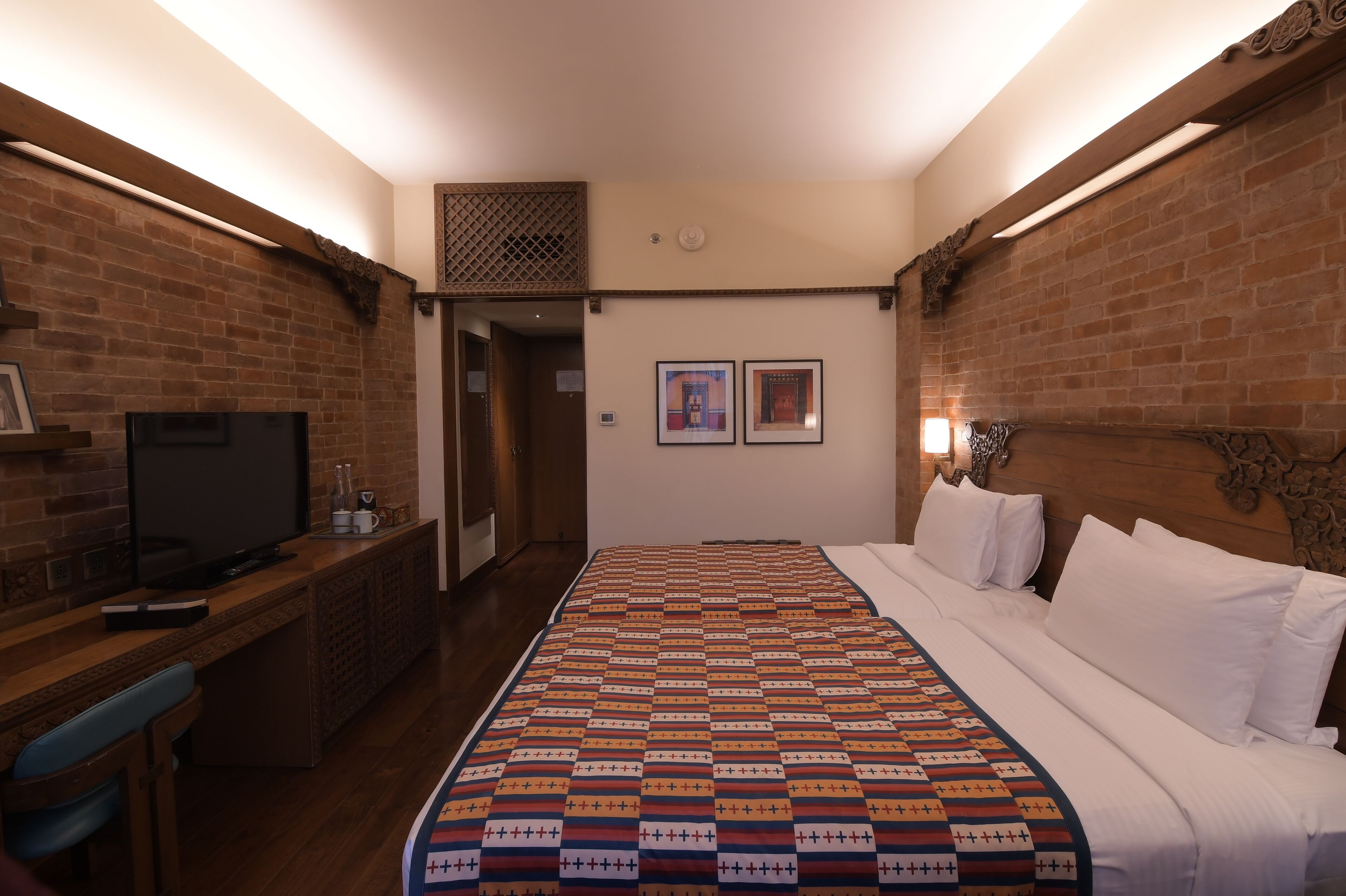 고급 침구, 미니바, 객실 내 금고, 책상