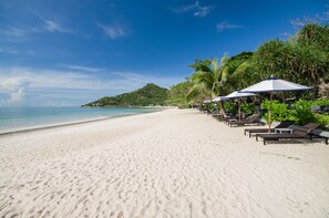 On the beach, white sand, beach umbrellas, beach towels - Vana Belle, a Luxury Collection Resort, Koh Samui (Koh Samui)