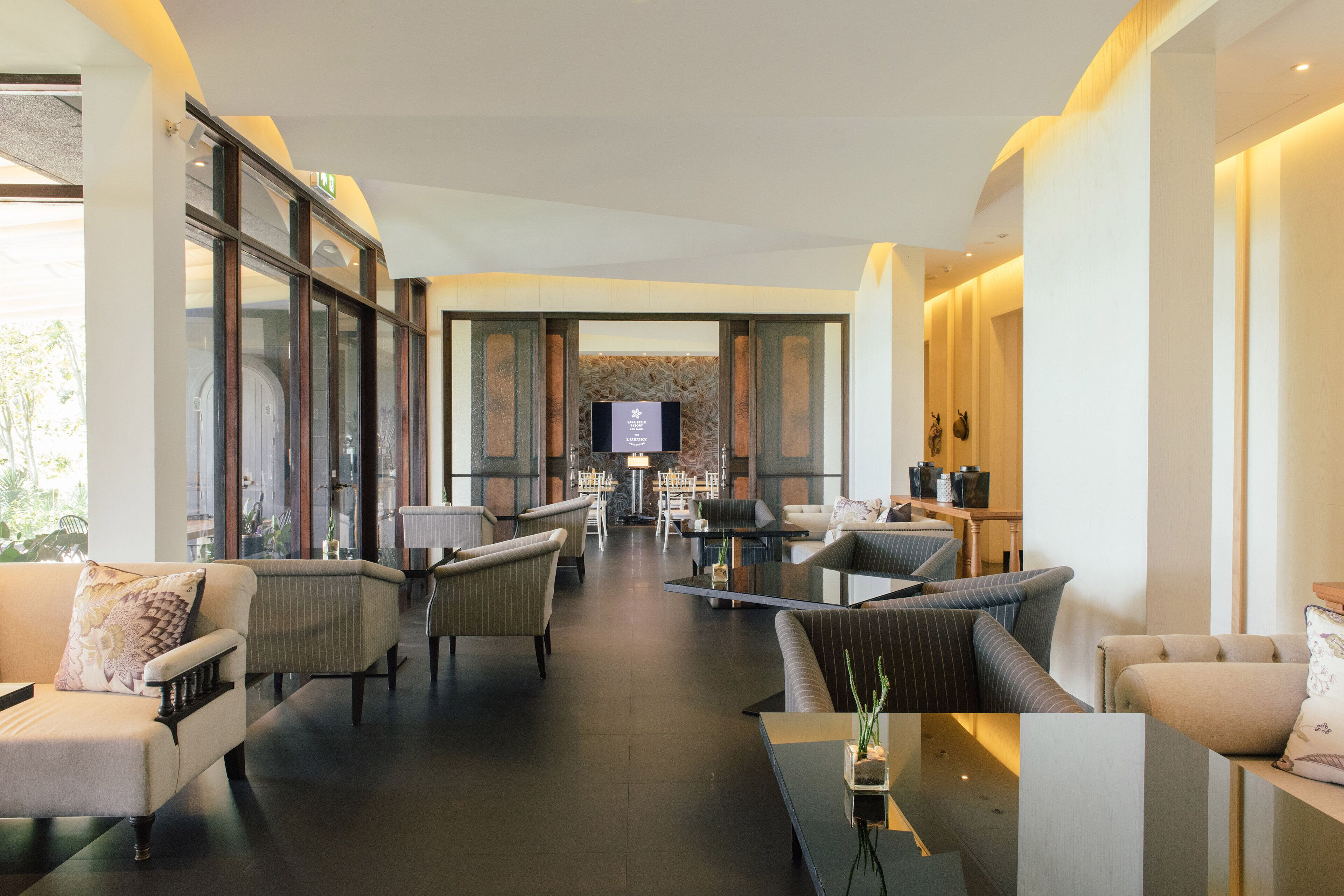 2 restaurants, lunch, dinner served; international cuisine