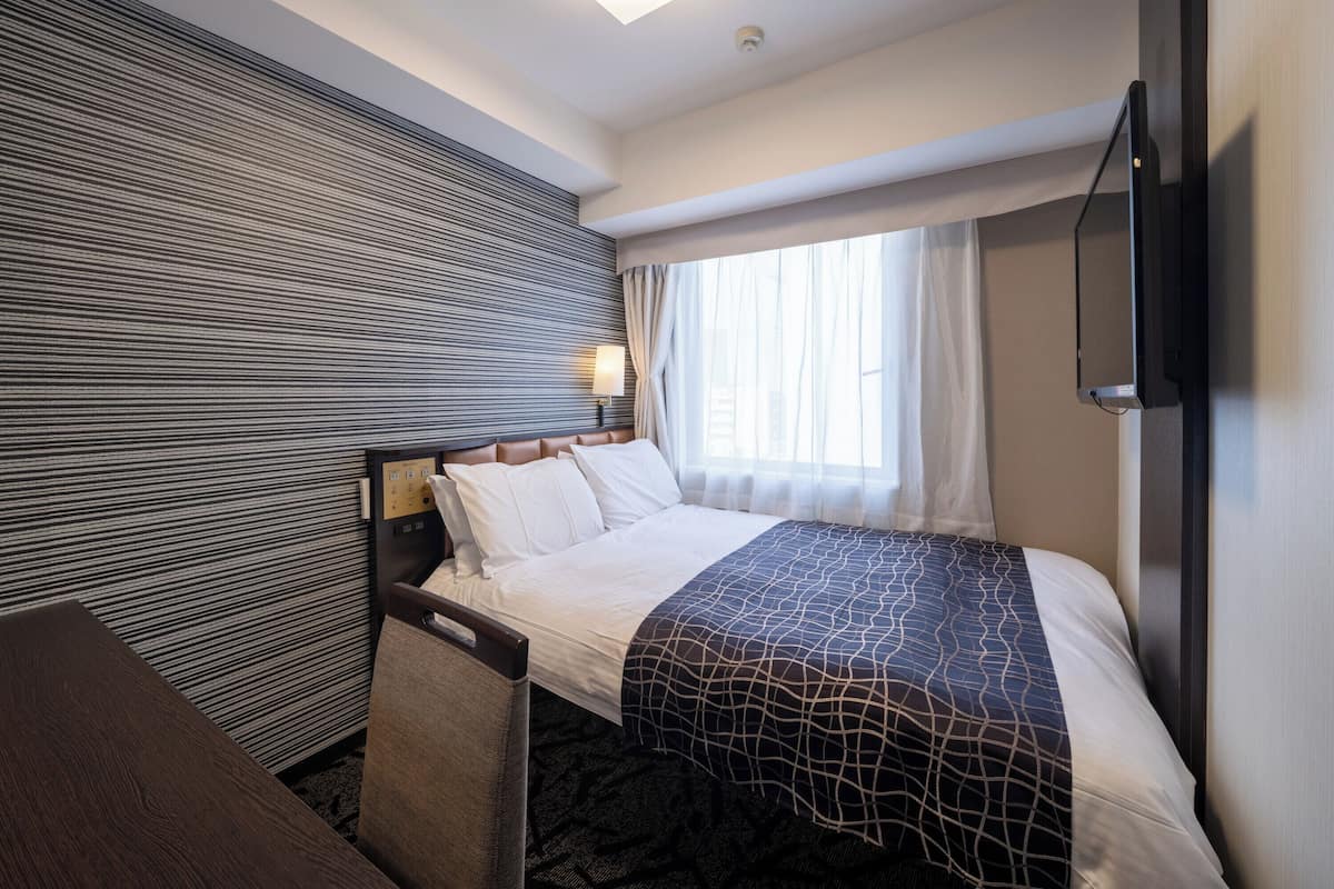 Ropa de cama de alta calidad, escritorio y cortinas blackout
