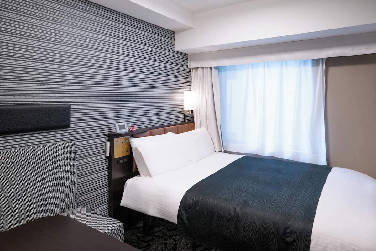 Dobbeltrom – superior | Sengetøy av topp kvalitet, skrivebord og blendingsgardiner