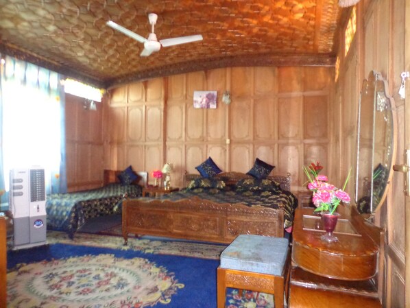 Room - Alif Laila Group of Houseboats (Srinagar)