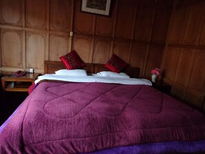 Room - Alif Laila Group of Houseboats (Srinagar)