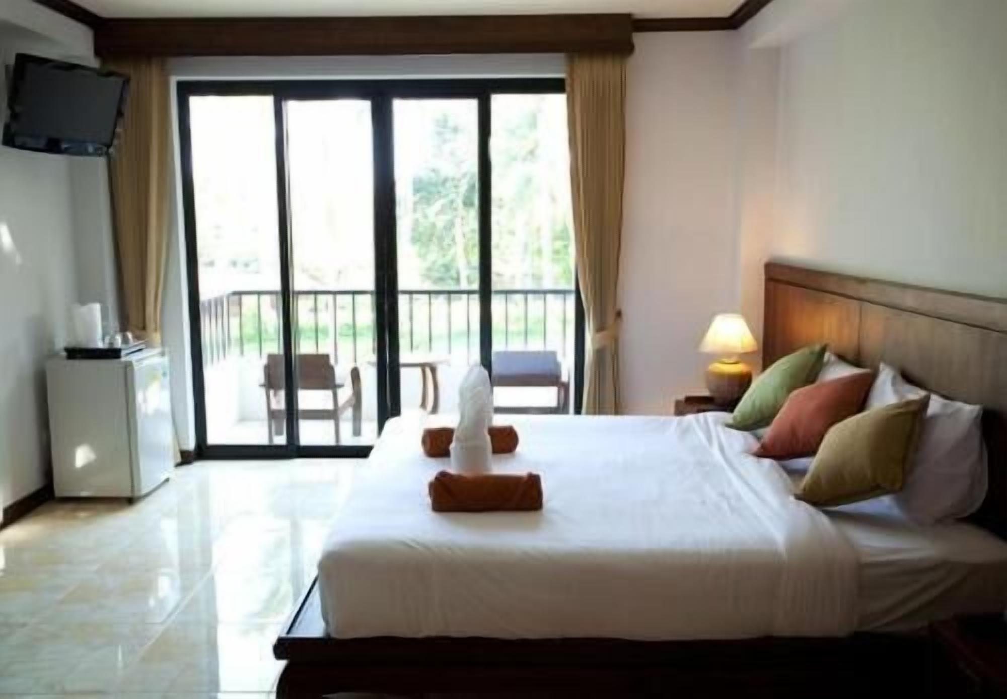 Hypo-allergenic bedding, minibar, in-room safe, desk