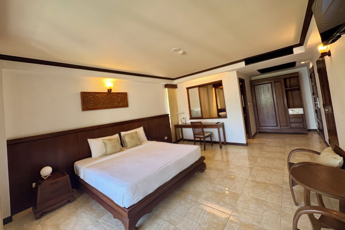 Hypo-allergenic bedding, minibar, in-room safe, desk