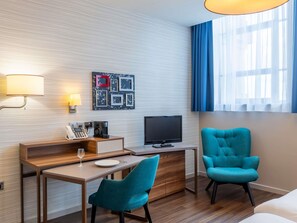 客房內保險箱、書桌、筆電工作空間、遮光布/窗簾