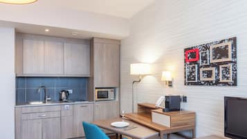 Studio, 2 Single Beds | Private kitchen