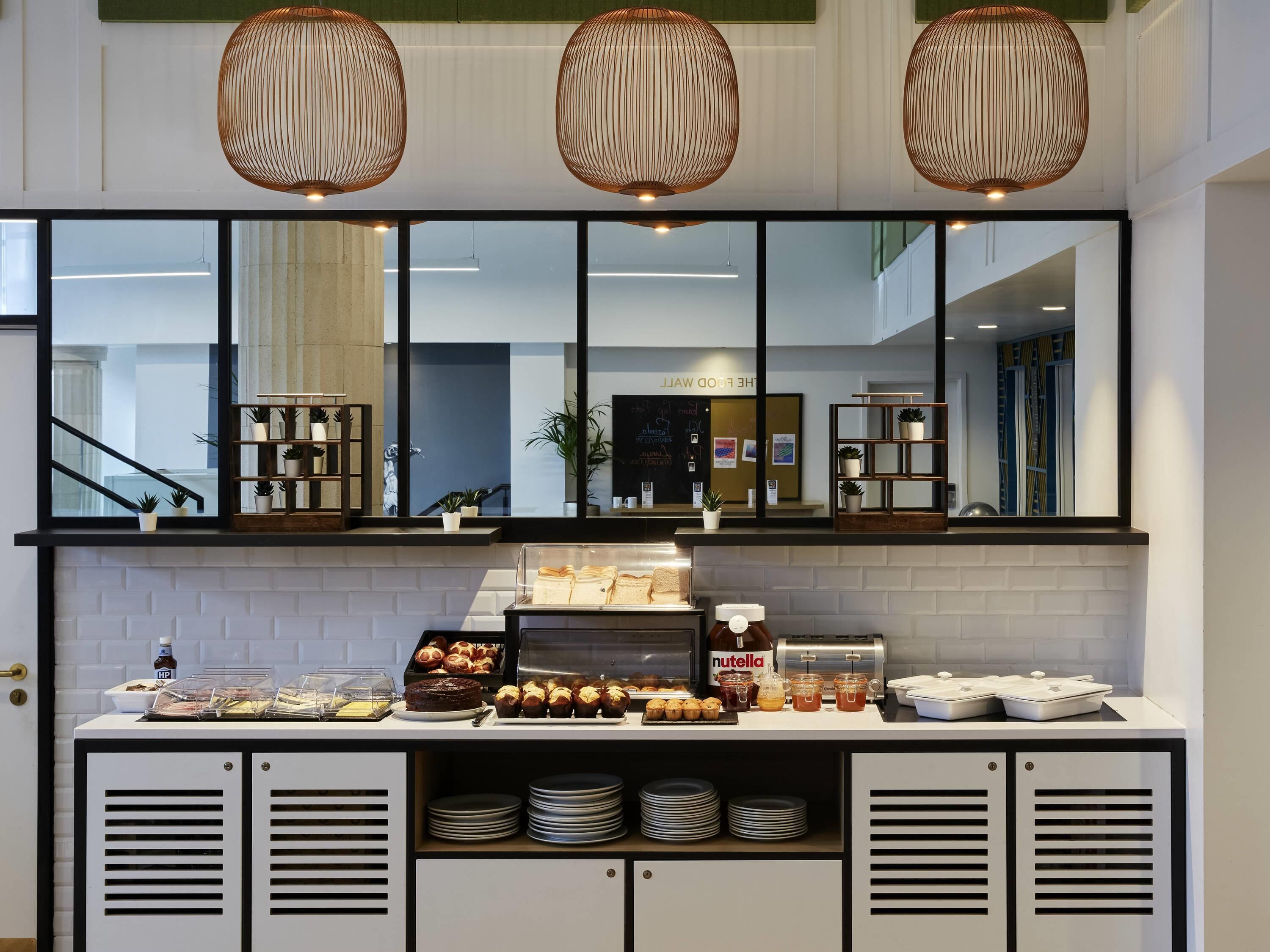 فطور مُعَد للتناول بالخارج يوميًا بتكلفة قدرها (16.50 GBP للشخص)