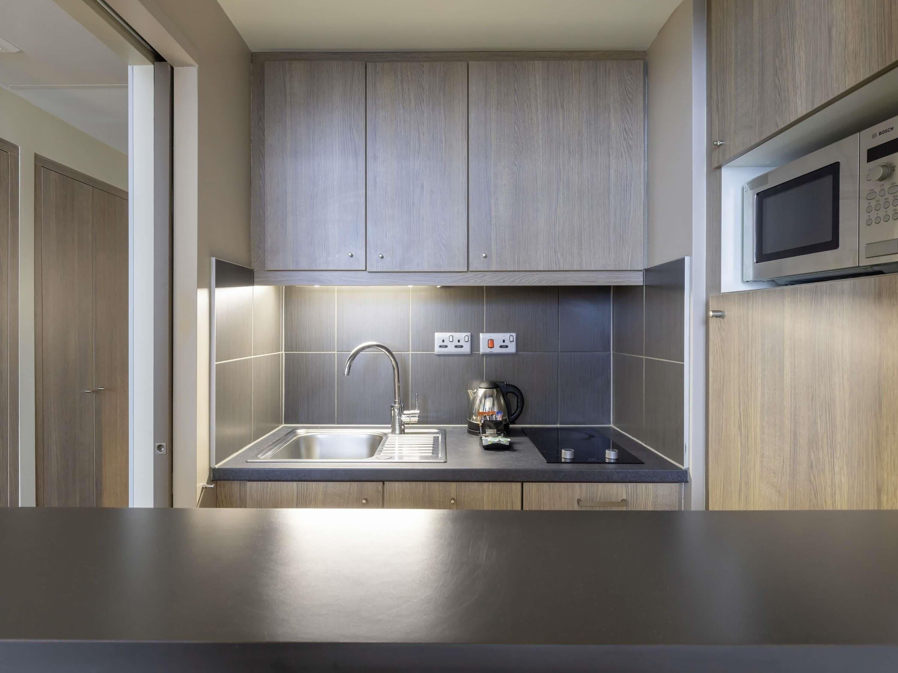 خزنة داخل الغرفة ومكتب ومساحة عمل للكمبيوتر المحمول وستائر تعتيم