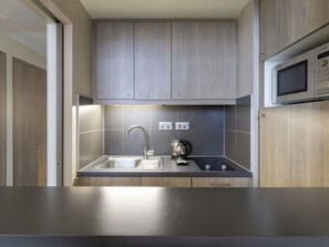 Studio, 1 Double Bed | In-room safe, desk, laptop workspace, blackout drapes