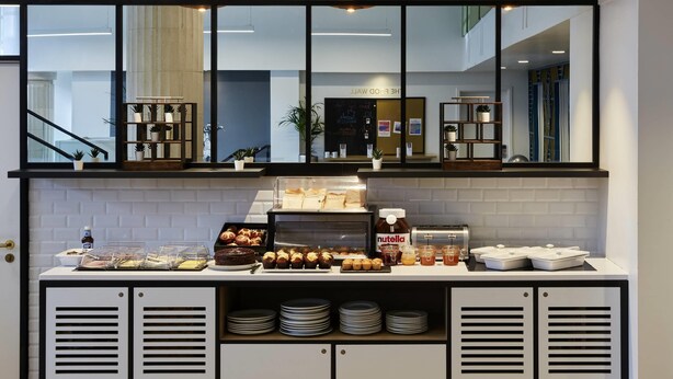 Un buffet della colazione con dolci, Nutella e salse.