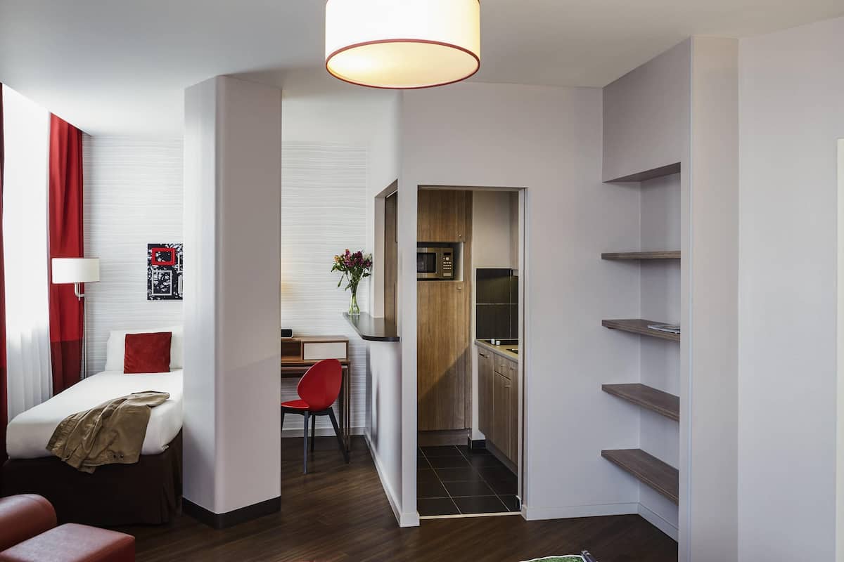 开间, 多张床 | 客房内保险箱、办公桌、笔记本电脑工作区、遮光窗帘