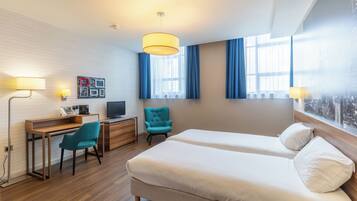 Studio, 2 lits une place | Coffres-forts dans les chambres, bureau