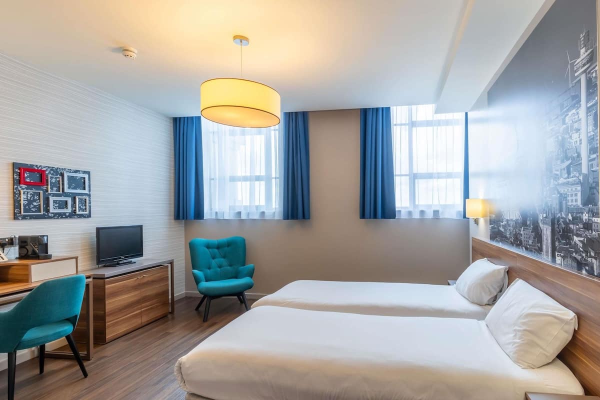 Caja de seguridad en la habitación y escritorio