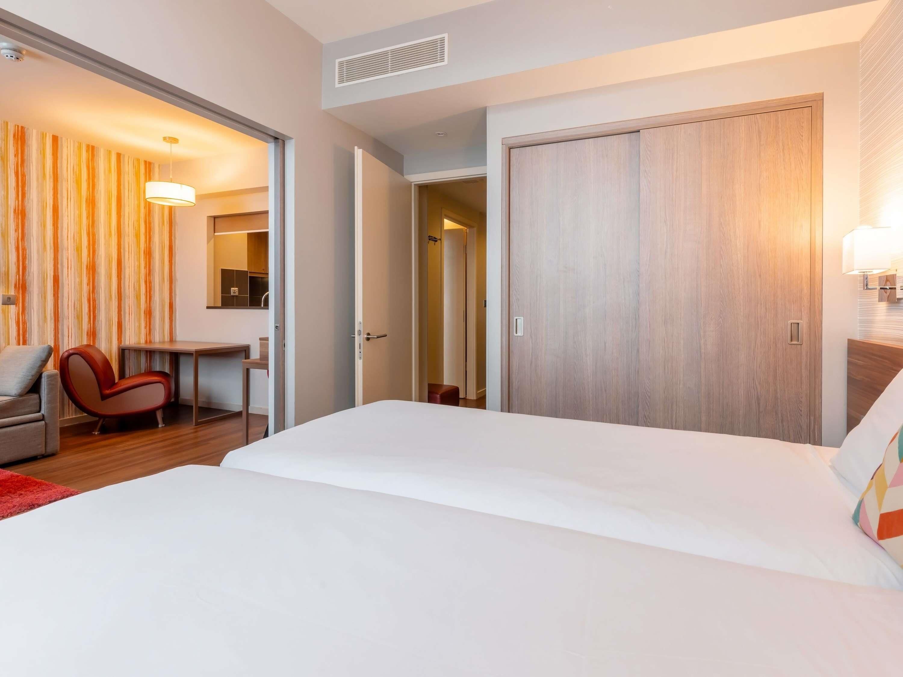 Departamento, 1 habitación | Caja de seguridad en la habitación y escritorio 