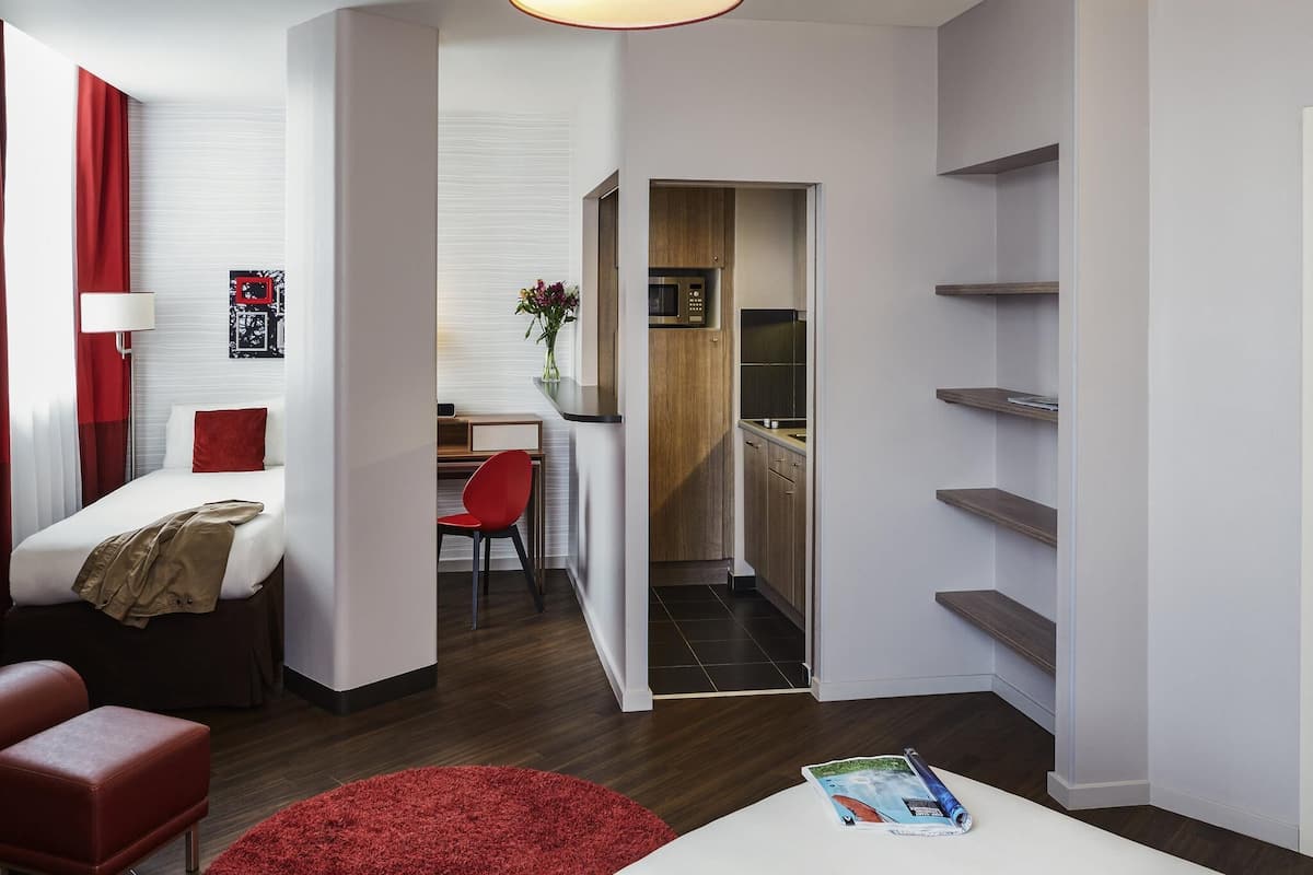 Estudio, varias camas | Caja de seguridad en la habitación y escritorio