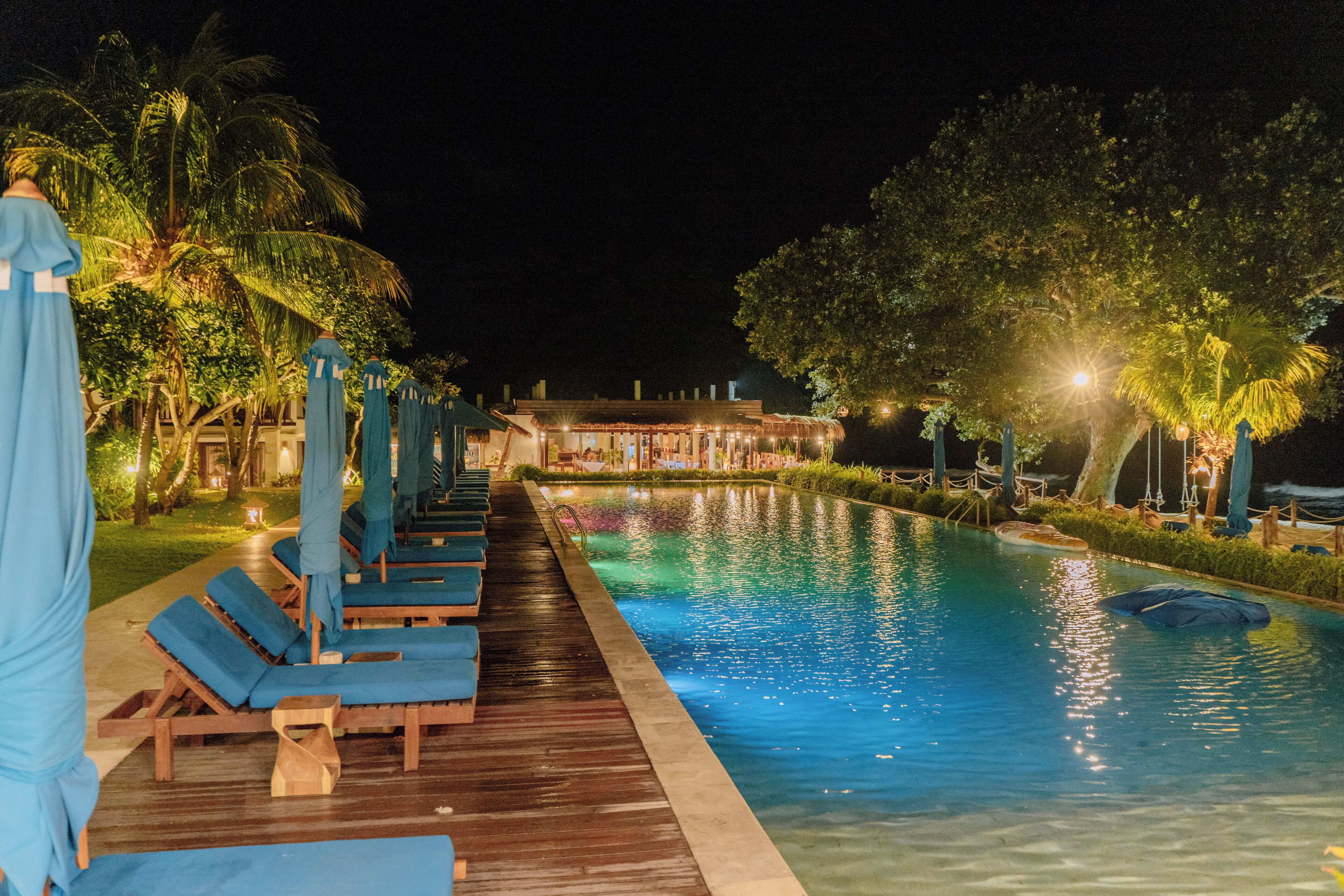 outdoor pool, pool umbrellas
