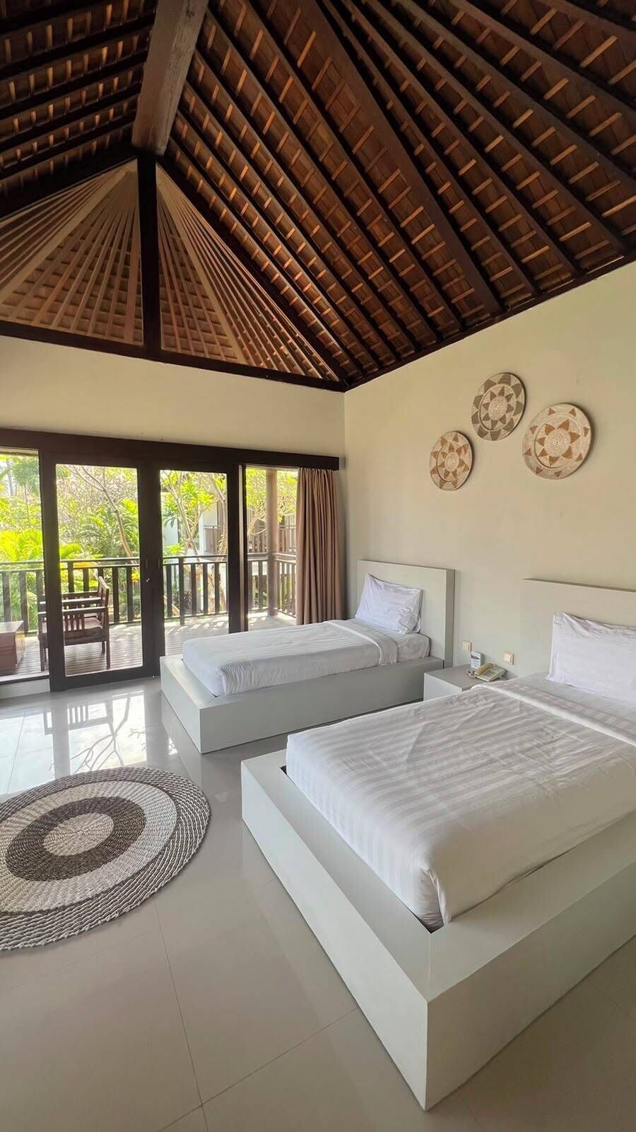 Twin Room, Partial Ocean View | Minibar, in-room safe, desk, iron/ironing board (on request)