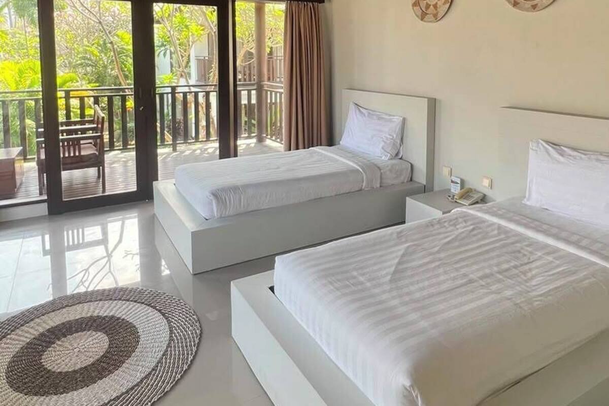 Twin Room, Partial Ocean View | Minibar, in-room safe, desk, iron/ironing board (on request)