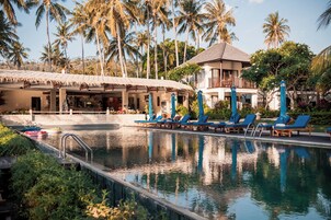 Una piscina al aire libre, sombrillas