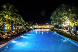 Kolam renang outdoor, dengan payung kolam renang