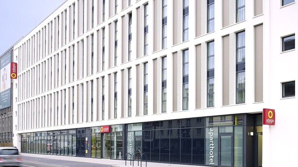 A modern building with a row of windows and a sign for 'adagio' on the facade. - Aparthotel Adagio Köln City (Cologne)