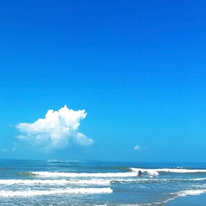 On the beach - Apple Tree Resort and Hotel (Opol)
