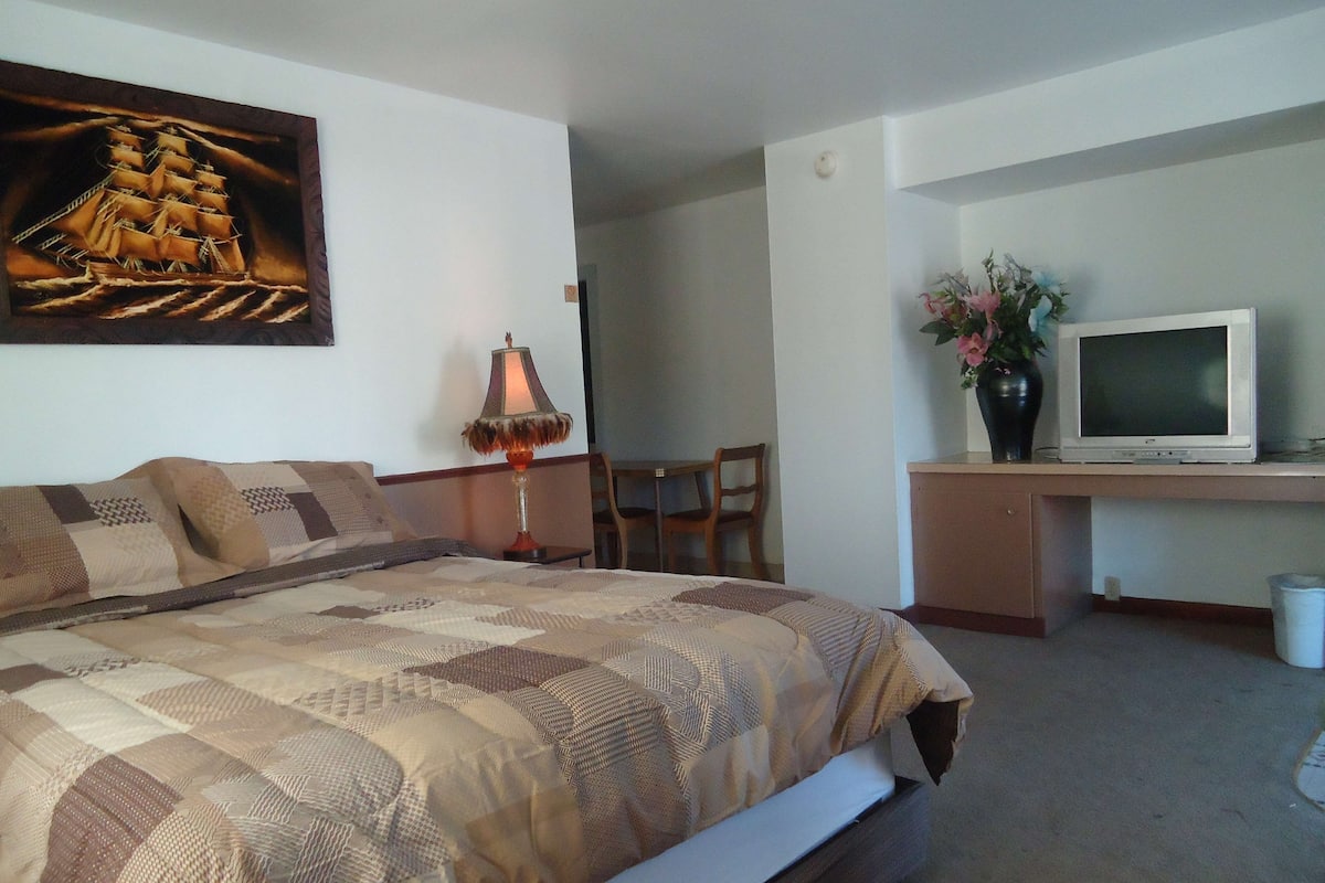 Chambre, 1 grand lit, non-fumeurs | Wi-Fi gratuit, réveils