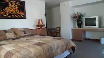 Chambre, 1 grand lit, non-fumeurs | Wi-Fi gratuit, réveils