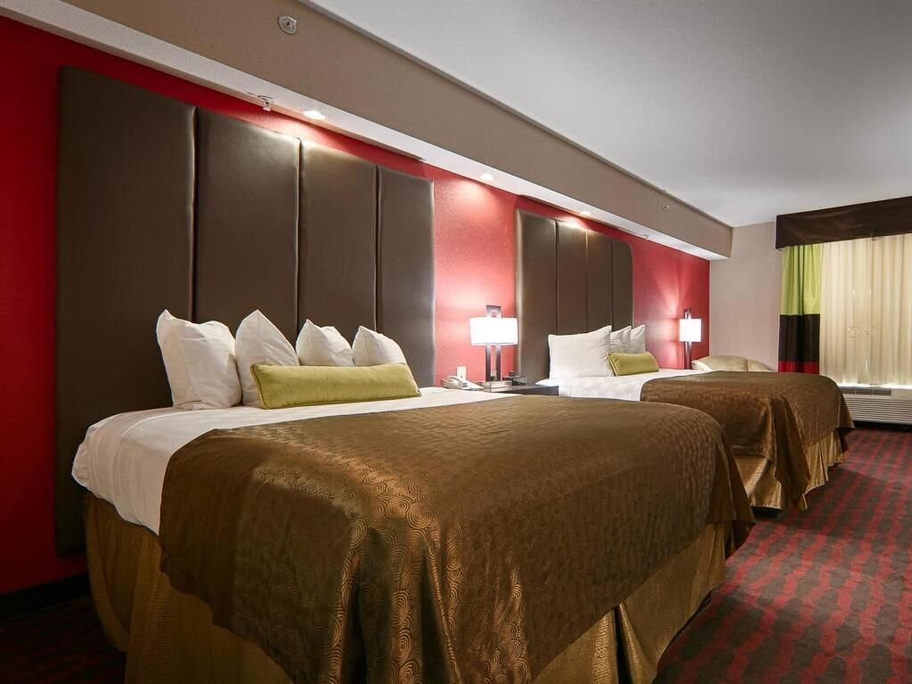 客房内保险箱、办公桌、熨斗/熨衣板、收费 WiFi