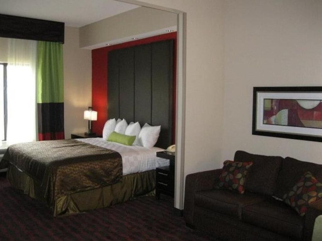 客房内保险箱、办公桌、熨斗/熨衣板、收费 WiFi