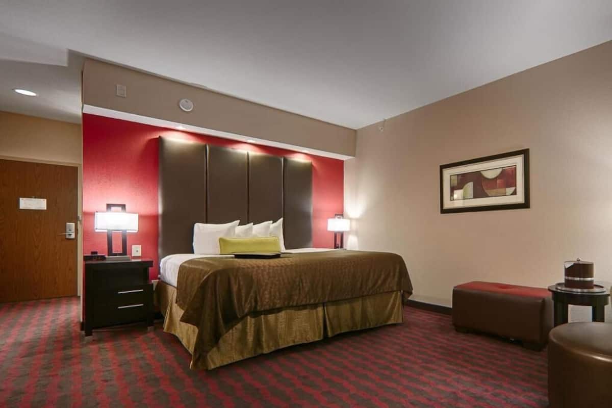 In-room safe, desk, iron/ironing board, WiFi
