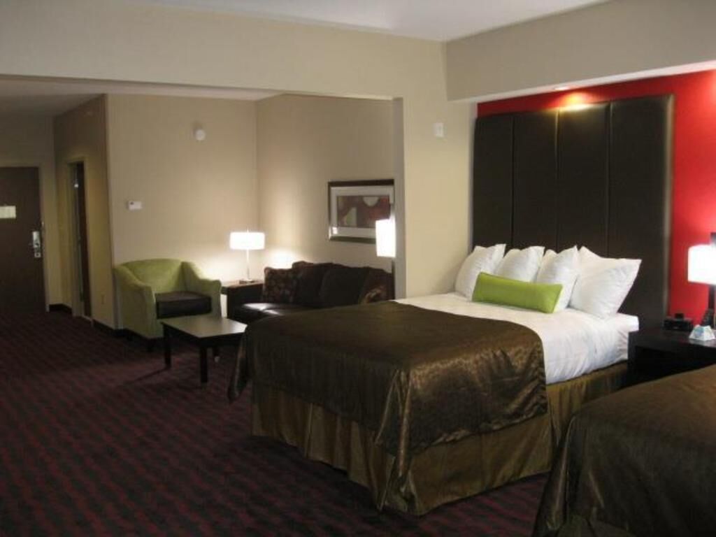 客房内保险箱、办公桌、熨斗/熨衣板、收费 WiFi