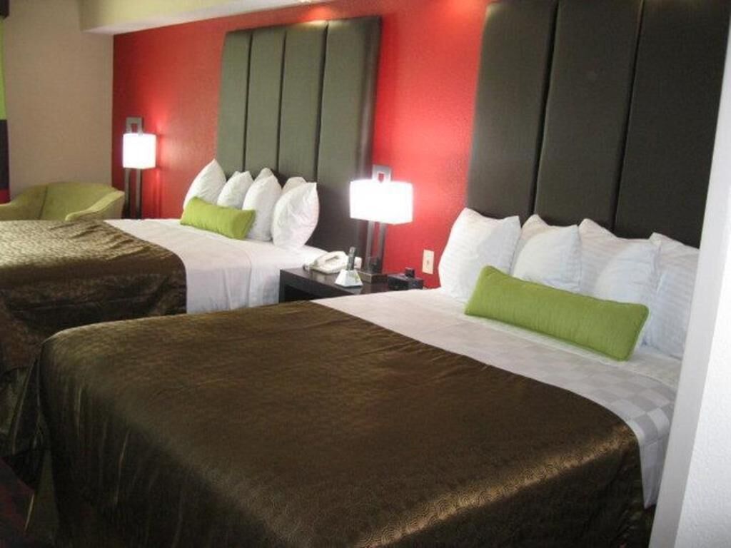 客房内保险箱、办公桌、熨斗/熨衣板、收费 WiFi