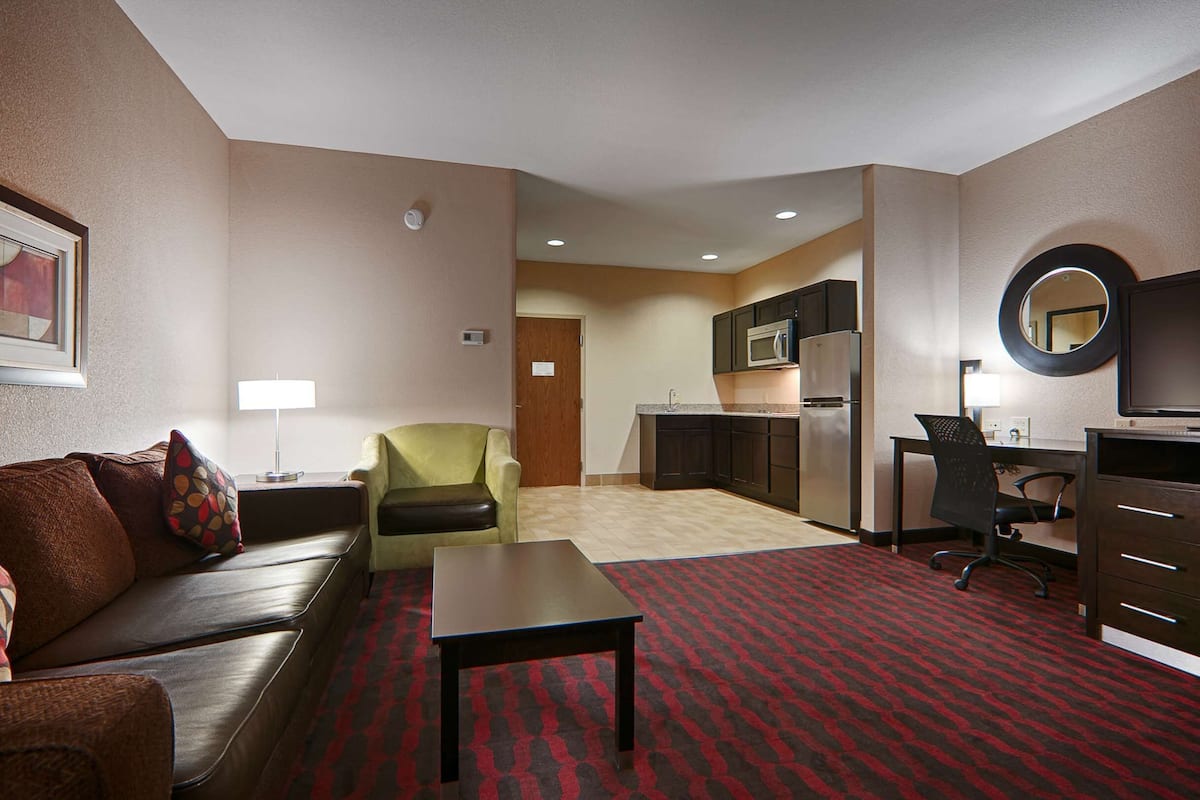 fridge, microwave, coffee/tea maker