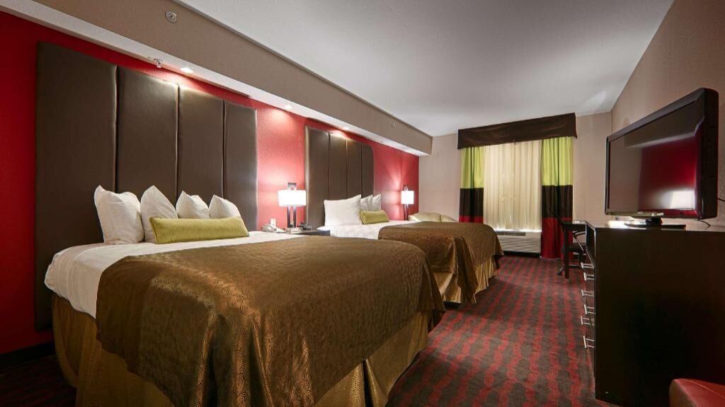 客房内保险箱、办公桌、熨斗/熨衣板、收费 WiFi