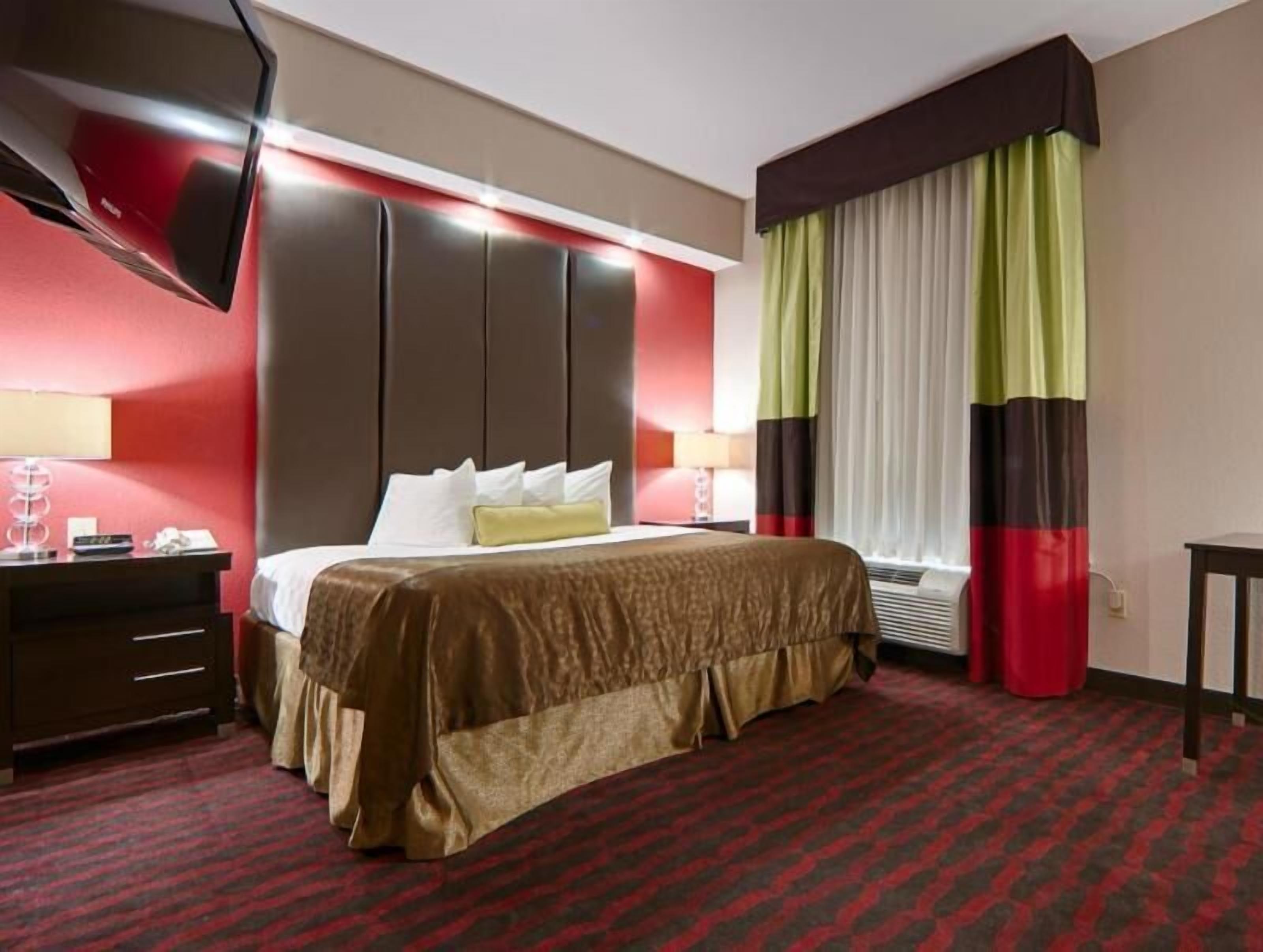 客房内保险箱、办公桌、熨斗/熨衣板、收费 WiFi